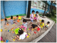 109.08.11戶外教學~高鐵校區資源共享Playing in the sandpit.